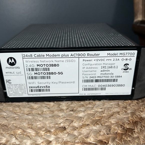 Motorola MG7700 24X8 Cable Modem Plus AC1900 Router - Picture 4 of 4
